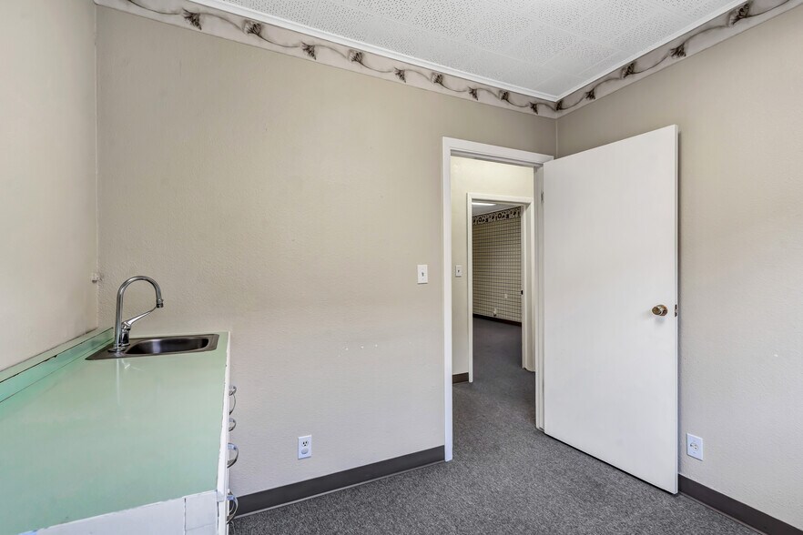 More Photos Of 122 Engle Ave, Molalla Office Residential For Sale