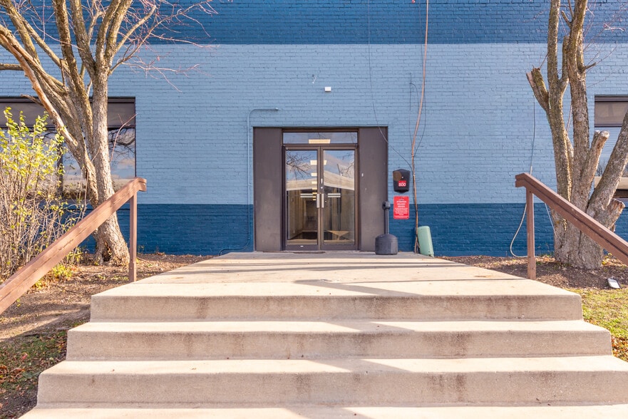 More Photos Of 1519 E Main St, St Charles Warehouse For Lease