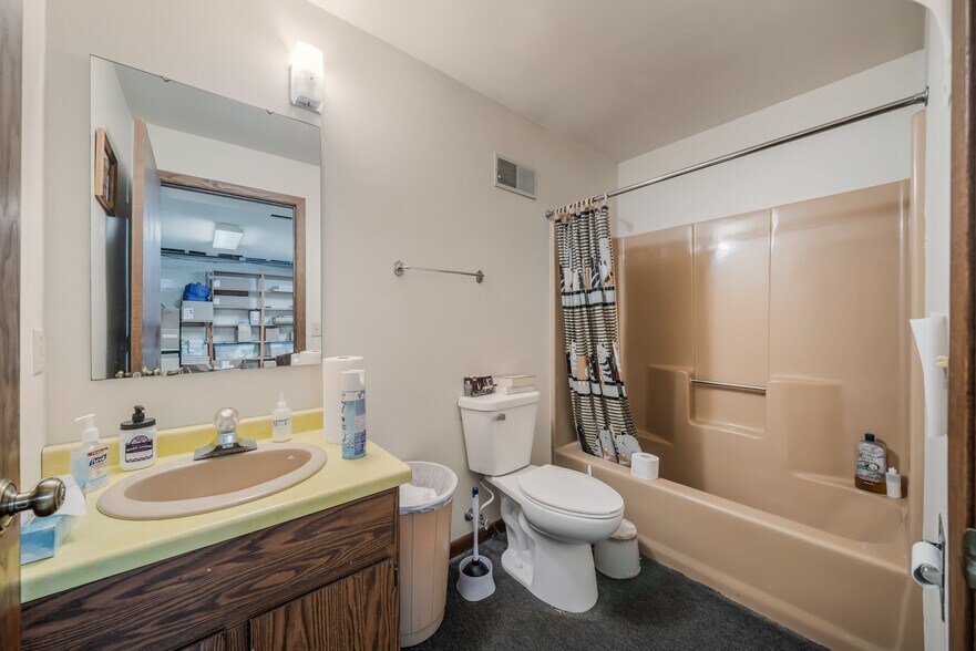 More Photos Of 645 Hawthorne Dr, Omro Veterinarian Kennel For Sale