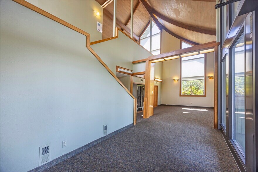 More Photos Of 210 NE Alder St, Toledo Office For Sale