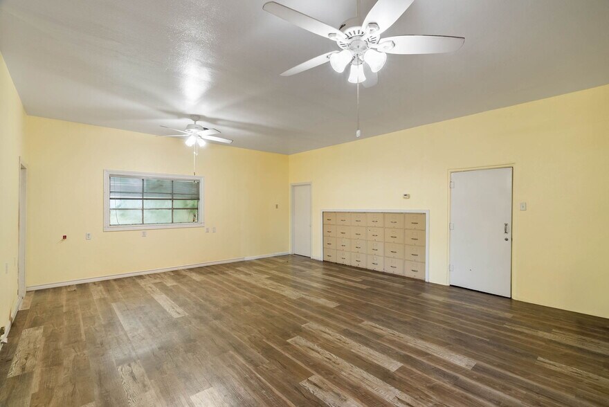 More Photos Of 2404 N US Highway 281, Alice Flex For Lease