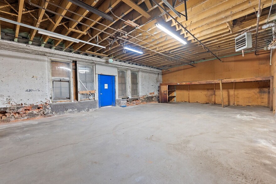 More Photos Of 314 E Market St, Warsaw Showroom For Sale