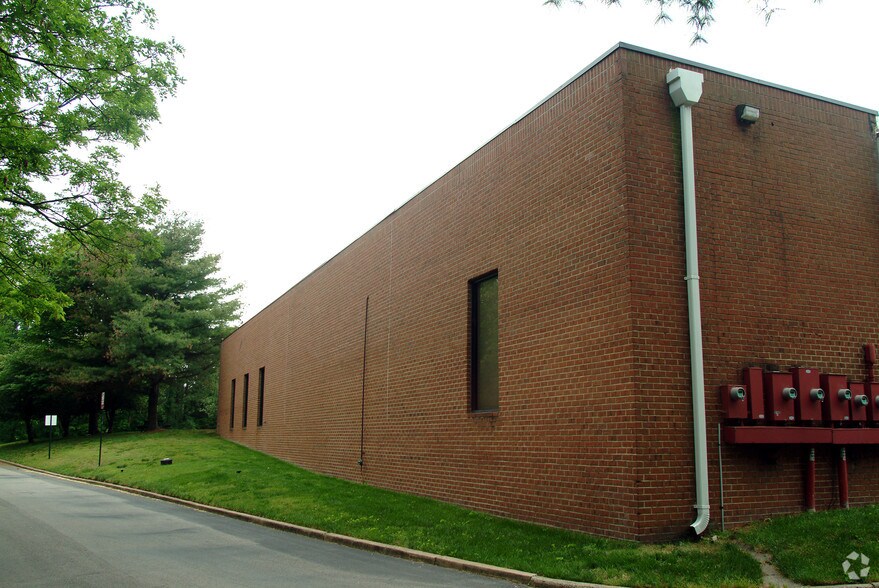 More Photos Of 3955-3979 Deep Rock Rd, Richmond Light Distribution For Lease