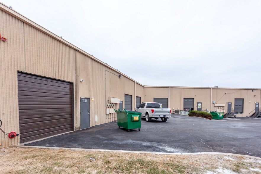 More Photos Of 1134-1150 W Cambridge Circle Dr, Kansas City Light Distribution For Lease