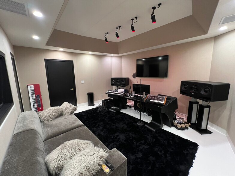 More Photos Of 413 N Moss St, Burbank Light Manufacturing For Sale