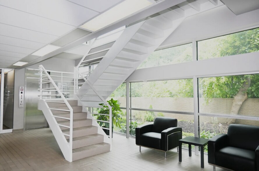 More Photos Of 1133 E Maple Rd, Troy Office For Sale