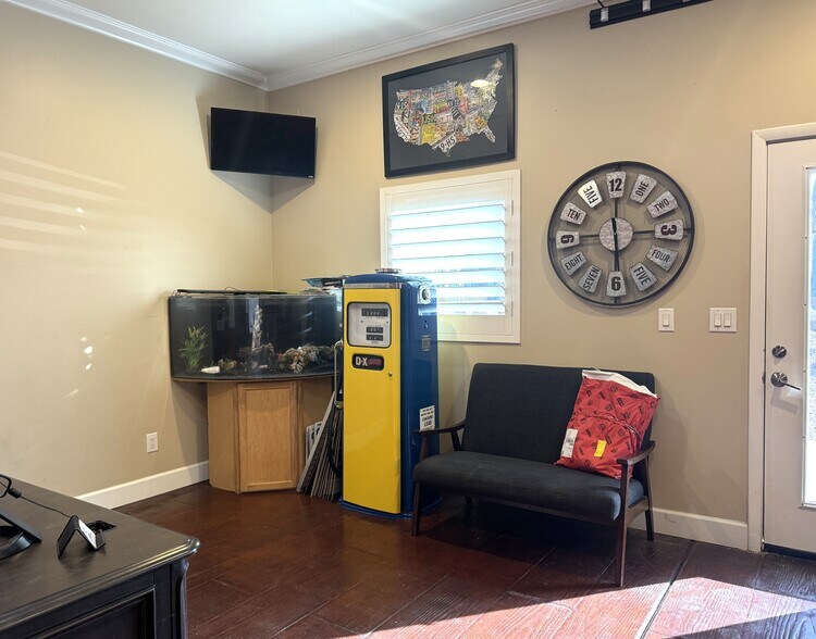 More Photos Of 710 N Ironwood Dr, Apache Junction Office For Sale