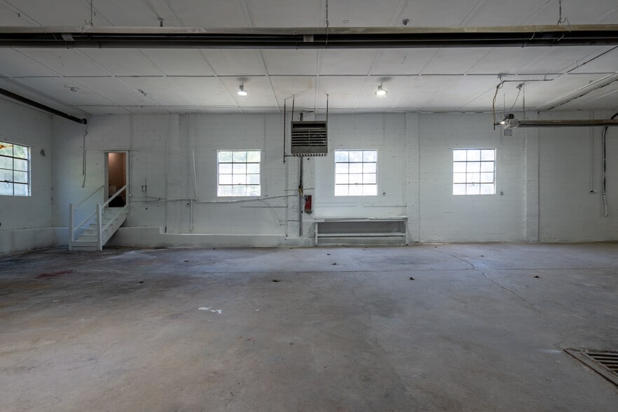 More Photos Of 127 Thompson St, Pittsboro Auto Repair For Lease