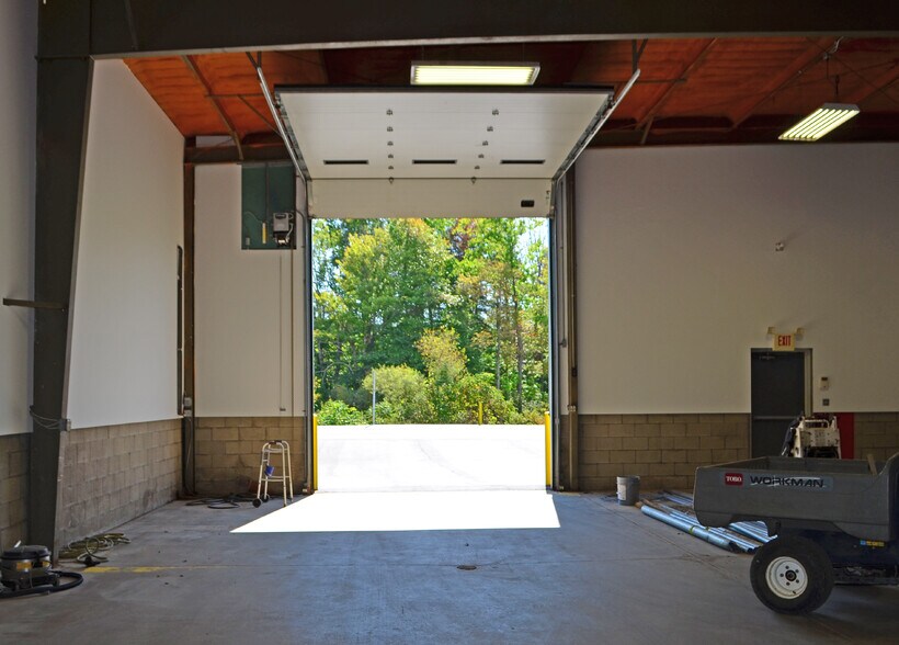 More Photos Of 2333-2335 W 50th St, Erie Warehouse For Lease