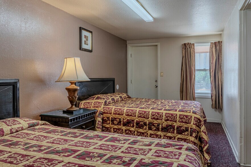 More Photos Of 820 S Washington St, Junction City Hotel For Sale