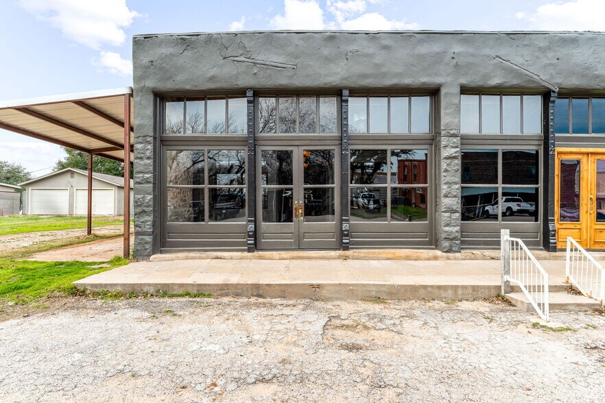More Photos Of 104 S Kickapoo St, Lipan General Retail For Lease