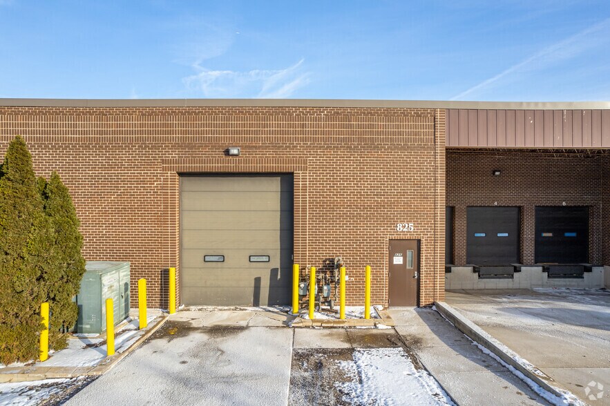 More Photos Of 815-835 Blackhawk Dr, Westmont Warehouse For Lease