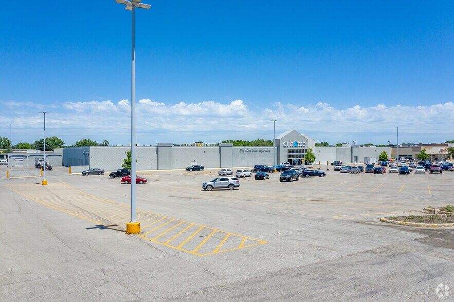 More Photos Of 2000-2140 E Santa Fe St, Olathe Unknown For Lease