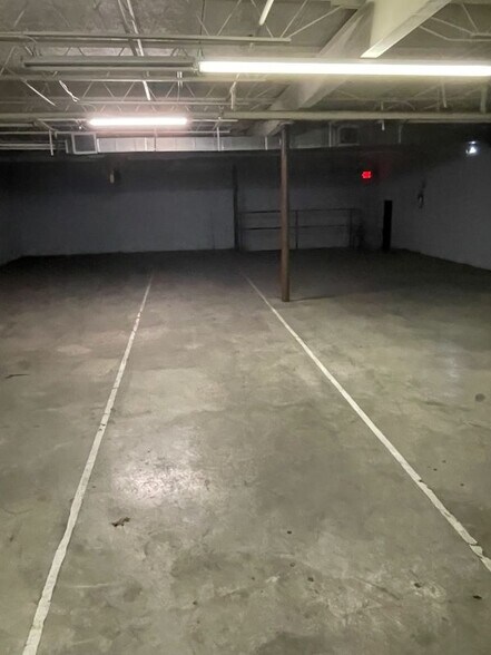 More Photos Of 2409 Sycamore Dr, Knoxville Showroom For Sale
