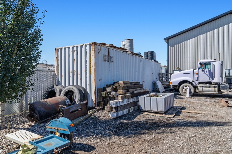 More Photos Of 81 Barstow St, Carseland Auto Repair For Sale