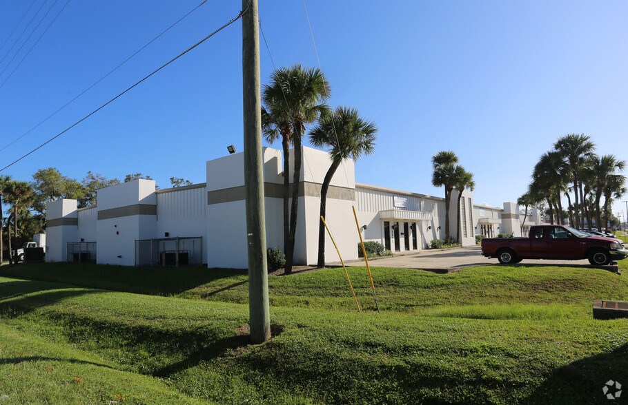 More Photos Of 2425-2573 Silver Star Rd, Orlando Warehouse For Lease