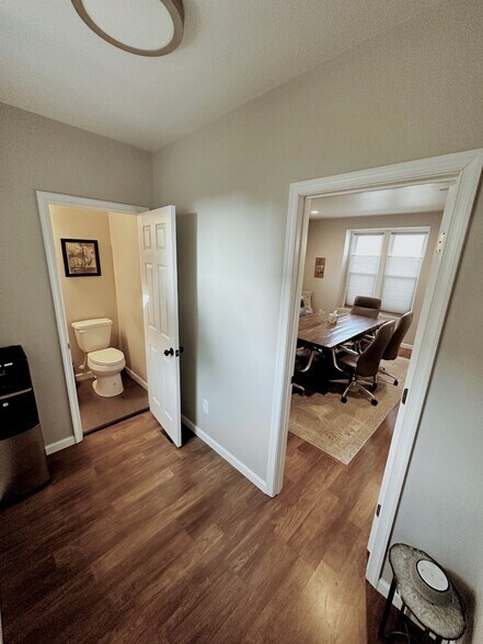 More Photos Of 104 E Pine St, Georgetown Office Residential For Lease