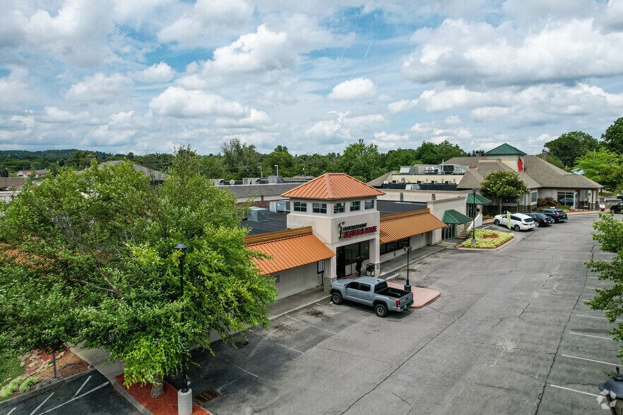More Photos Of 4860-4874 N Broadway St, Knoxville General Retail For Lease