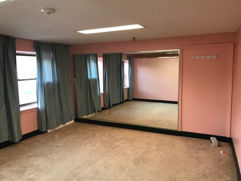 More Photos Of 222 Central St, Hudson Freestanding For Lease