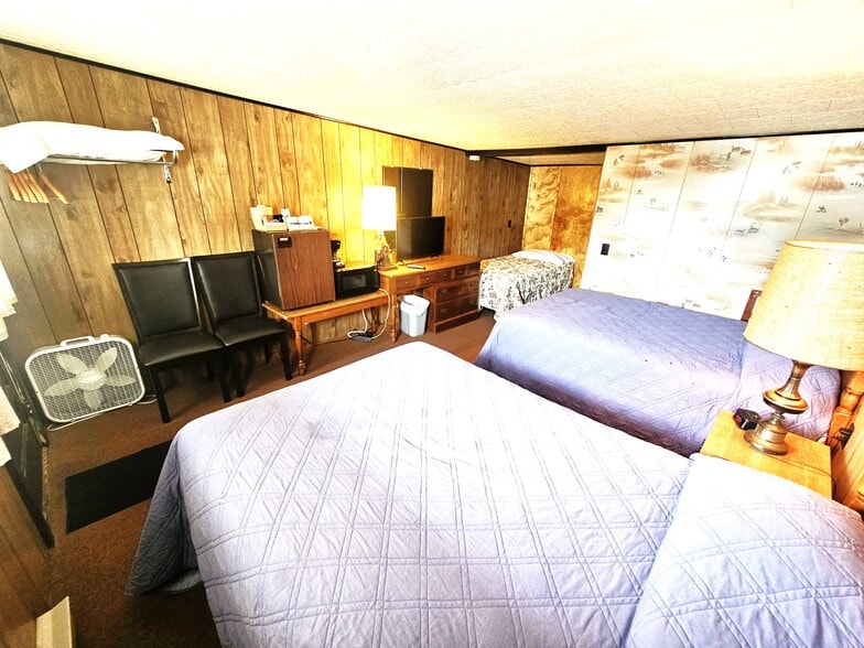 More Photos Of 24 Harris Point Rd, Eastport Hotel For Sale