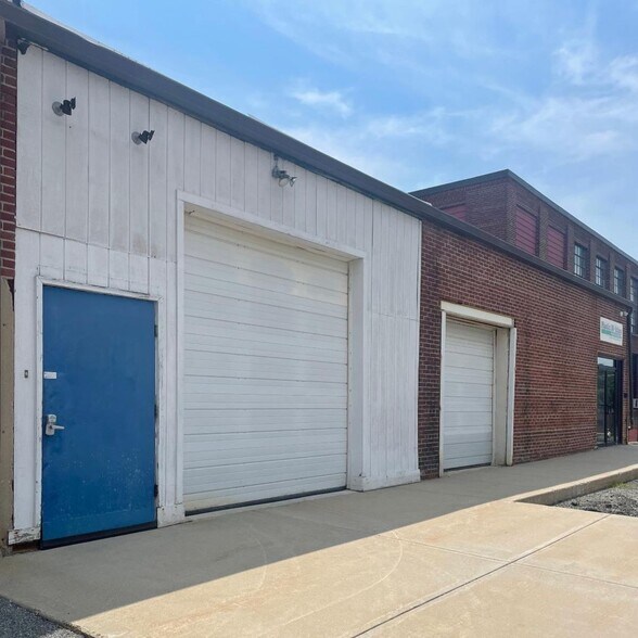 More Photos Of 34 Tower St, Hudson Warehouse For Lease