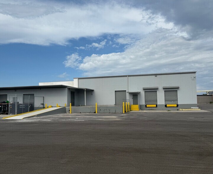 More Photos Of 3900 W Coachman Ave, Tampa Warehouse For Lease