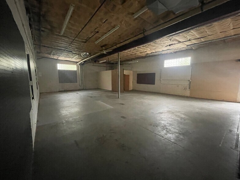 More Photos Of 319 N Mission St, Mt Pleasant Showroom For Sale