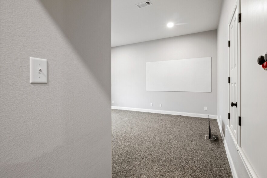 More Photos Of 107 E 11th St, Mount Pleasant Office For Sale