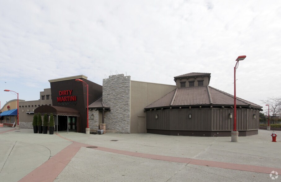 More Photos Of 2005-2095 Winston Park Dr, Oakville Unknown For Lease