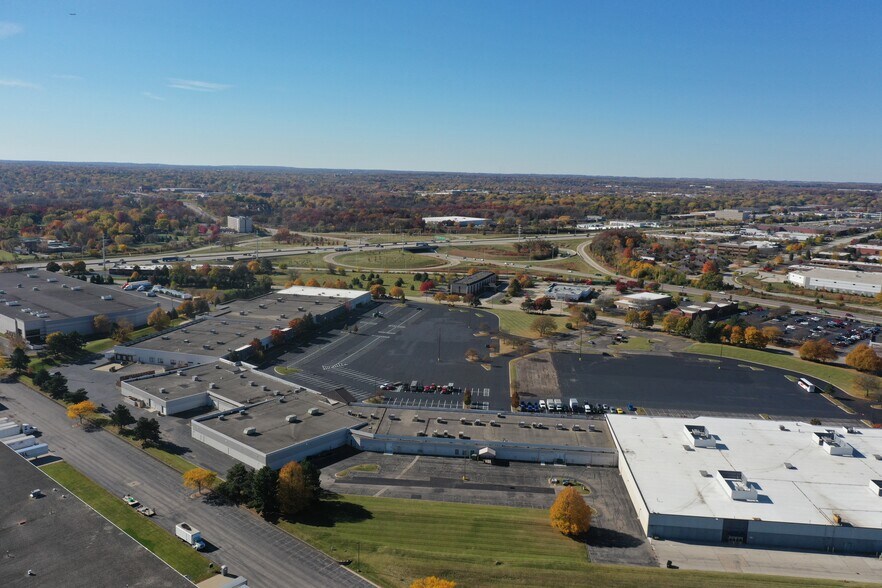 Primary Photo Of 400-440 Airport Rd, Elgin Warehouse For Lease