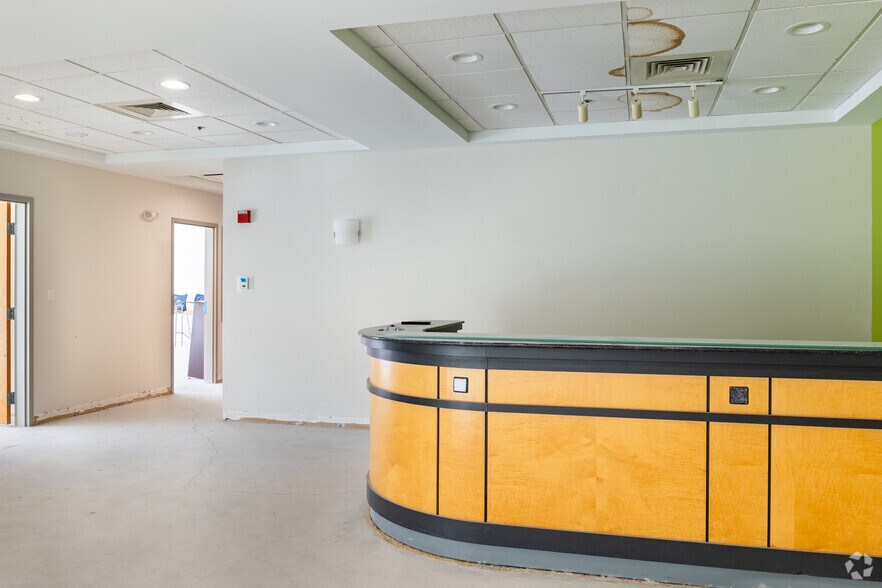 More Photos Of 118 Turnpike Rd, Southborough Office For Lease