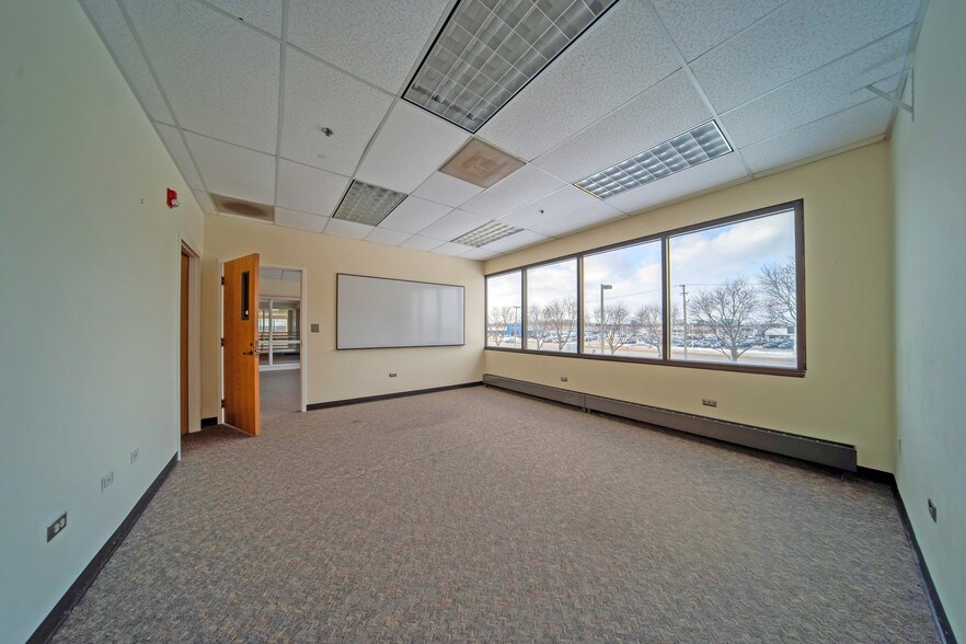 More Photos Of 1849 W Maple Rd, Troy Office For Lease
