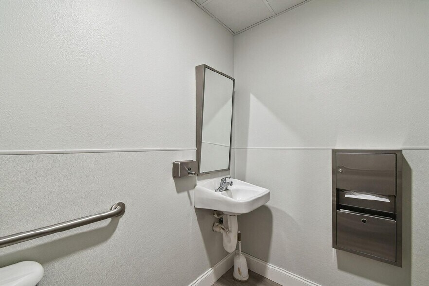 More Photos Of 5404 Hoover Blvd, Tampa Medical For Sale