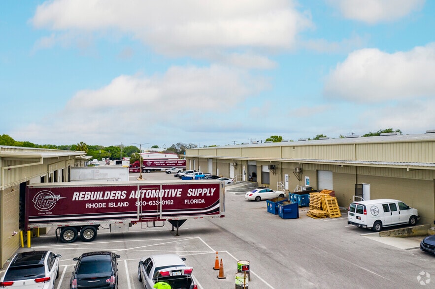 More Photos Of 5146-5283 Le Tourneau Cir, Tampa Warehouse For Lease
