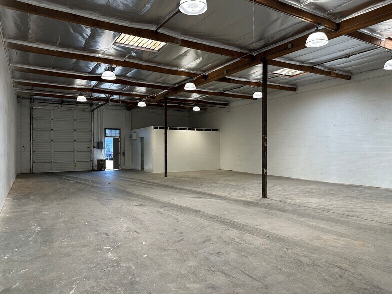 More Photos Of 18754 Parthenia St, Northridge Service For Lease