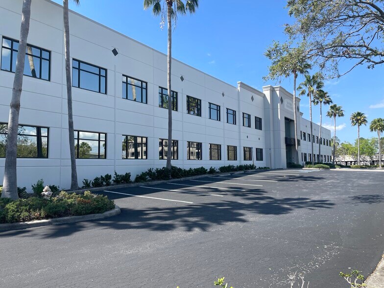 More Photos Of 15500 Lightwave Dr, Clearwater Office For Lease