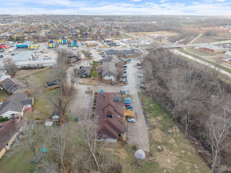 More Photos Of 6 Halsted Cir, Rogers Office For Lease