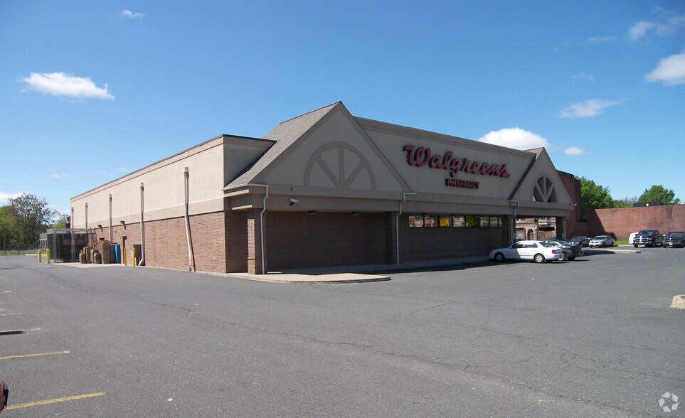 More Photos Of 707 State St, Springfield Drugstore For Sale