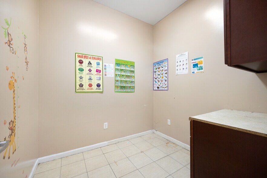 More Photos Of 600-602 Morris Ave, Bronx General Retail For Sale