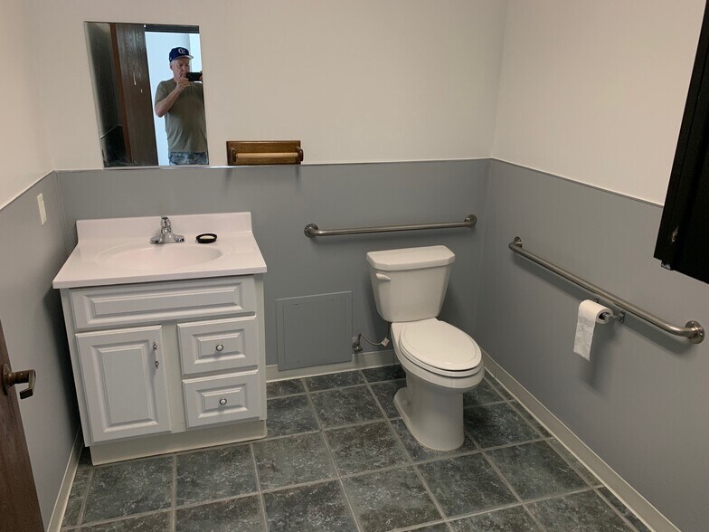 More Photos Of 4848 Colt St, Ventura Manufacturing For Sale