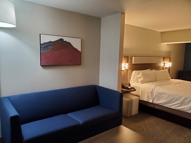 More Photos Of 3695 PA-31 East, Donegal Hotel For Sale