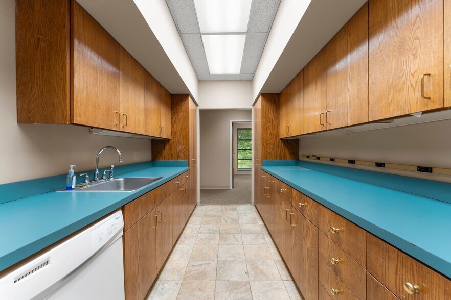 More Photos Of 642 Carpenter Ave, Mooresville Medical For Sale