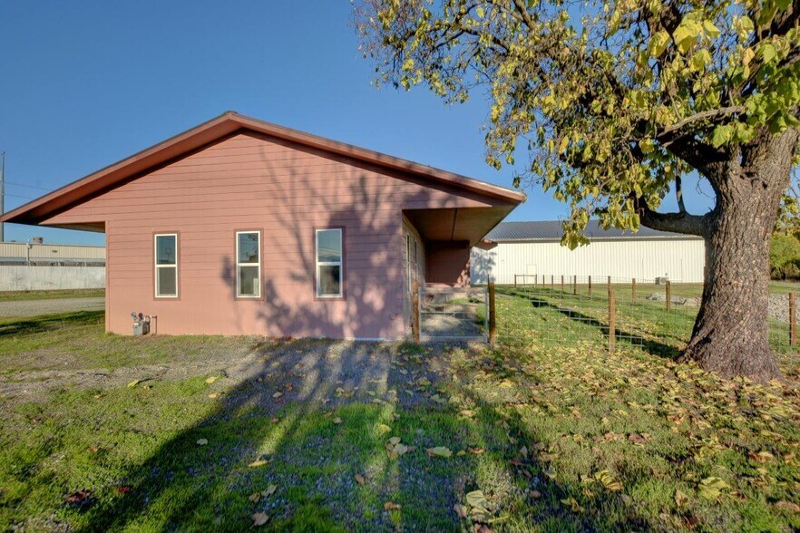 More Photos Of 6804 Agate Rd, White City Flex For Sale