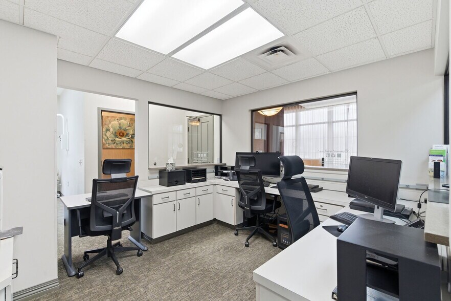 More Photos Of 2104 Chesterfield Blvd, Springfield Office For Sale
