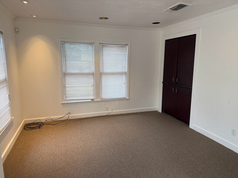 More Photos Of 1717 Oak Tree Dr, Houston Industrial For Lease