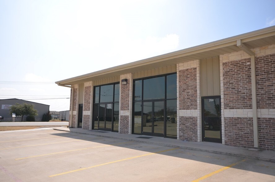 More Photos Of 636 W Front St, Hutto Flex For Sale