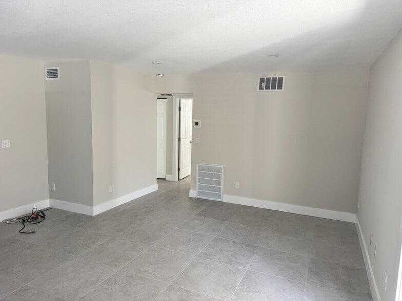More Photos Of 1630 Redwood St, Sarasota Apartments For Sale