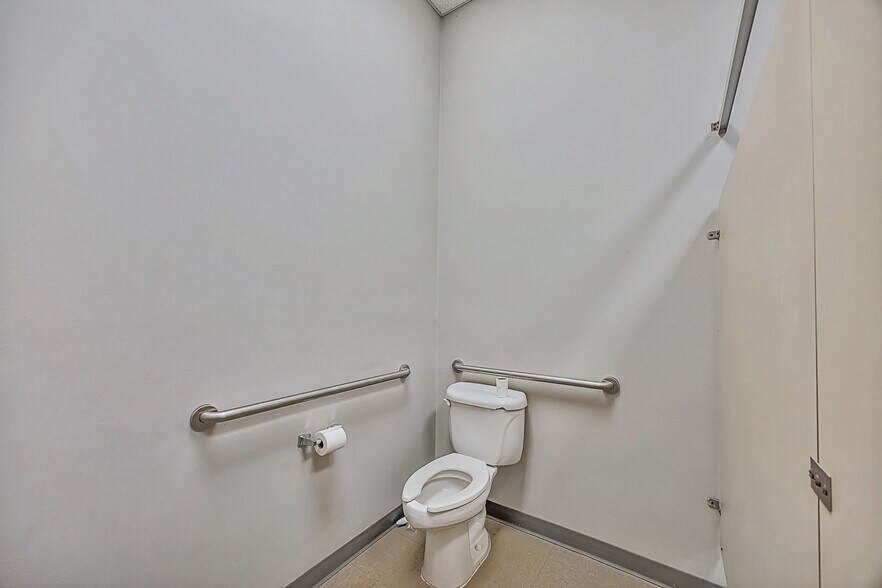 More Photos Of 1035 Vandercar Dr, Florence General Retail For Lease