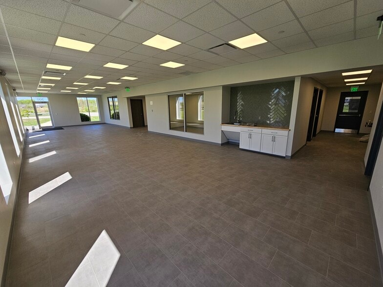 More Photos Of 300 Commerce Dr, Rochester Warehouse For Lease