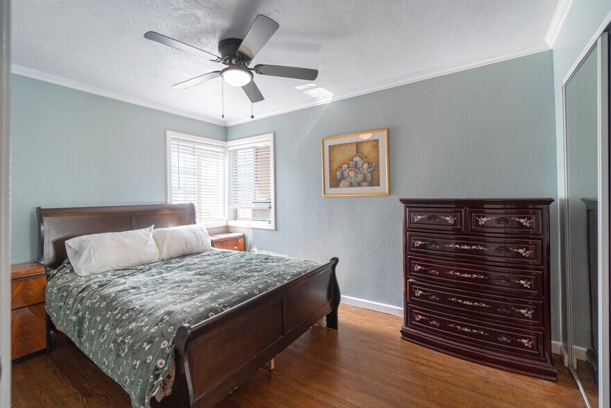 More Photos Of 1562 W 31st St, Long Beach Apartments For Sale